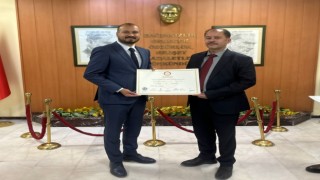 Genç başkan mazbatasını aldı