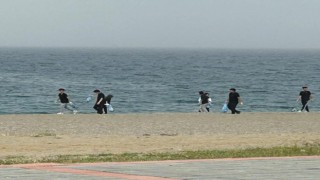 Gençlerden örnek davranış, sahilde bırakılan çöpleri topladılar