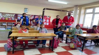 Gençlik Merkezi Üyelerinden köy okullarındaki öğrencilere iç ısıtan hediye