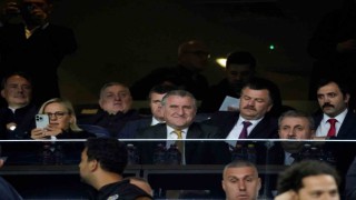 Gençlik ve Spor Bakanı Osman Aşkın Bak, Fenerbahçe - Olympiakos maçını tribünden takip etti