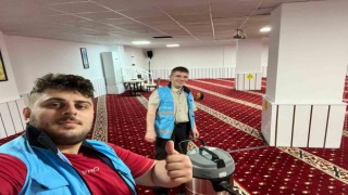 Gönüllü gençler yurt çevresini temizledi