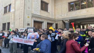 Gürcistanda parlamento önünde tartışmalı yasa tasarısı protesto edildi