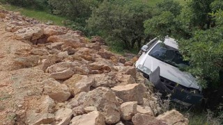 Hafif ticari araç şarampole devrildi: 1 yaralı