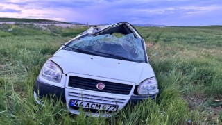 Hafif ticari araç şarampole yuvarlandı: 1 ölü, 8 yaralı