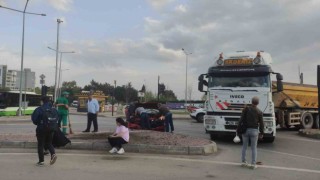 Hafif ticari aracın çarptığı tır refüje daldı : 1 yaralı