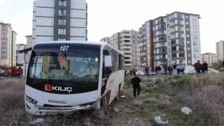 Hafif ticari araçla çarpışan işçi servisi tarlaya girdi: 1 ölü, 5 yaralı