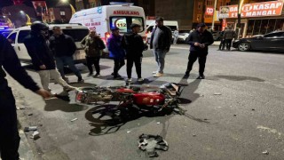 Hafif ticari otomobil ile çarpışan motosikletteki 2 kişi yaralandı