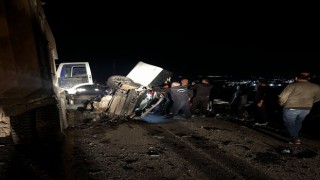 Hafriyat kamyonunun altına giren otomobil hurdaya döndü: 3 yaralı
