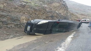 Hakkaride kamyonet yan yattı: 5 yaralı