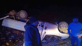 Hakkaride lastiği patlayan kamyonet kaza yaptı: 2 hafif yaralı