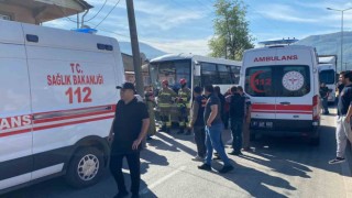 Halk otobüsü direğe çarptı 12 yaralı