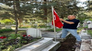 Hatay Büyükşehir Belediyesi şehit mezarında bayrak değişimi gerçekleştirdi