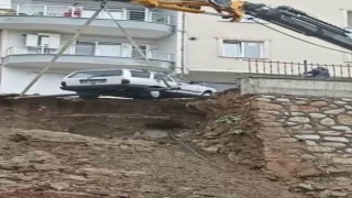 Heyelan sonrası uçurumun kenarındaki otomobiller böyle kurtarıldı