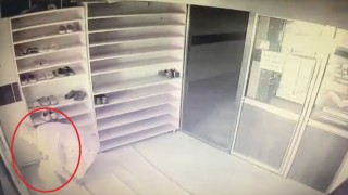 Hırsız, camide gözüne kestirdiği iki çift ayakkabıyı çaldı