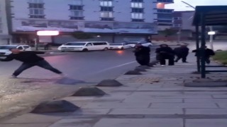 İETT durağına taş atarak camını kıran şahıs kamerada