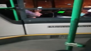 İETT şoföründen skandal görüntü, telefonla oynayarak otobüs kullandı