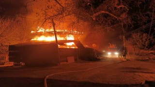 İki katlı evde çıkan yangın geceyi aydınlattı