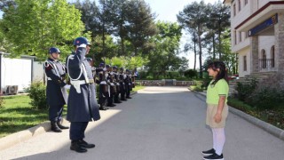 İl Jandarma Komutanı küçük Adayı tören mangası karşıladı