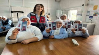 İncir fabrikasında çalışan kadınlara jandarmadan bilgilendirme