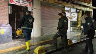 İş merkezindeki metruk daire alevlere teslim oldu, 2 kişi can havliyle dışarıya çıktı