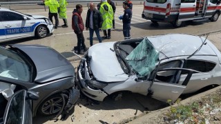 Ispartada kazaya müdahale eden ambulans ve polis aracına başka bir otomobil çarptı: 10 yaralı