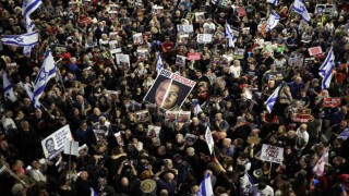 İsrailde 100 bin kişi Netanyahu ve hükümetini istifaya çağırdı