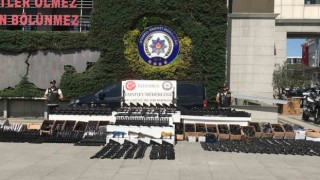 İstanbul merkezli 11 ilde düzenlenen operasyonda ele geçirilen silahlar emniyette sergilendi