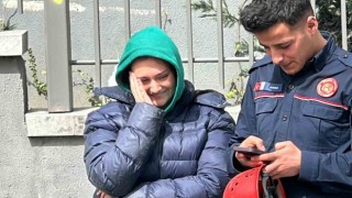 İstanbulda balkonda genç kızı kurtarma operasyonu: Sigara içerken kilitli kaldı, kurtarılınca kendi haline güldü