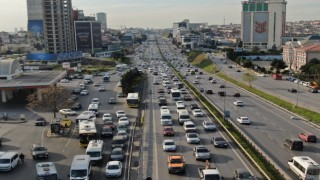 İstanbulda bayram yoğunluğu: Trafikte uzun kuyruklar oluştu
