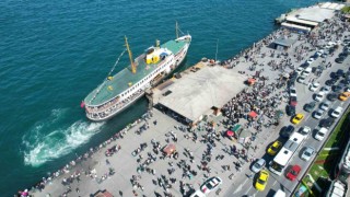 İstanbulda bayramda vapur sırası yoğunluğu