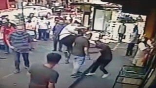 İstanbulda müşteriye “sigara içilmez” dayağı kamerada: Uçan tekmeyle saldırdılar