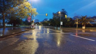 İstanbulda sabah saatlerinde sağanak yağış etkili oldu