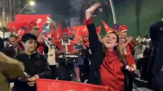 İstanbulda seçimi kazanan kadın muhtara bando eşliğinde kutlama