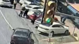 İstanbulda silahlı “tost ücreti” kavgası kamerada: Büfeci müşteriyi kovalayıp bacağından vurdu