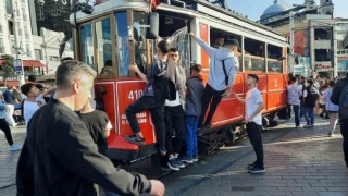 İstiklal Caddesinde nostaljik tramvay seferleri durduruldu