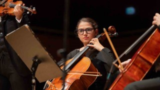 İtalyada klasik müzik konserlerinde türkü söyleyen kız