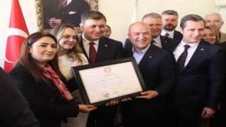 İzmir Büyükşehirde devir teslim töreni: Cemil Tugay görevi devraldı
