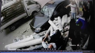 İzmirde otomobilin iş yeri çalışanları ile müşterilerin arasına daldığı anlar kamerada