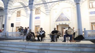 İzmirde teravih sonrası tasavvuf musikisi keyfi