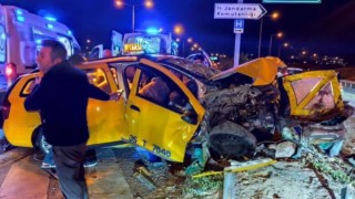İzmirde ticari taksi bariyerlere çarptı: 1 ölü, 5 yaralı