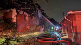 İzmitte 2 katlı metruk ev alev alev yandı