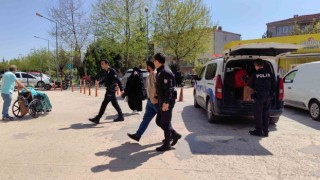 Kaçak göçmenler evlendikleri gün yakalandı