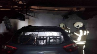 Kadıköyde bir apartmanın otoparkında bulunan araç alev topuna döndü
