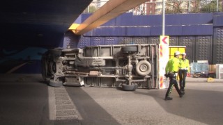 Kadıköyde üst geçide çarpan kamyonet devrildi