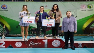 Kadınlar Günü Tenis Turnuvasında dereceye girenlere ödülleri verildi