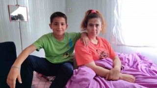 Kahramanmaraşta depremde enkaz altında kalan ve belden aşağısı tutmayan kadına 11 yaşındaki ikiz çocukları bakıyor