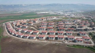 Depremzedelere yeni konutlar devam ediyor