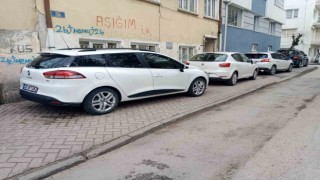 Kaldırıma park edilen araçlardan yayalara yer kalmadı