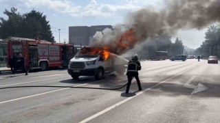 Kamyonet yol ortasında alev alev yandı: O anlar anbean kamerada