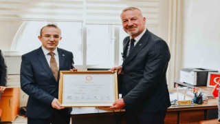 Karacabey Belediye Başkanı Fatih Karabatı mazbatasını aldı